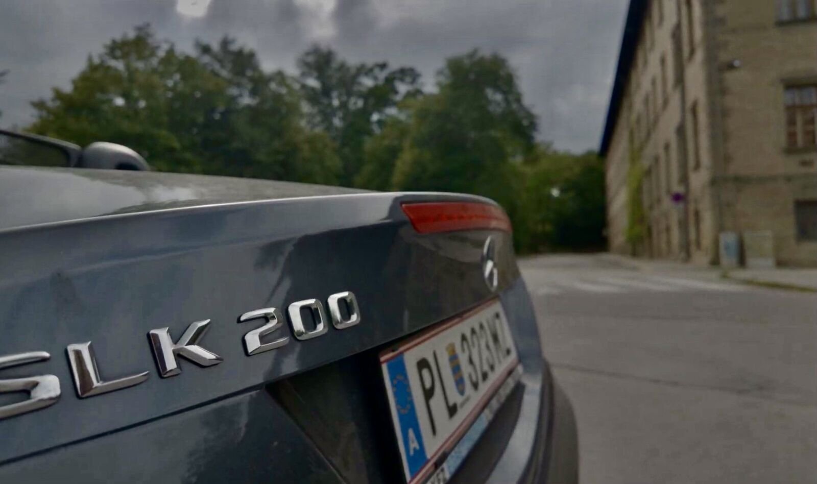 Nahaufnahme vom SLK-200-Schriftzug am Heck