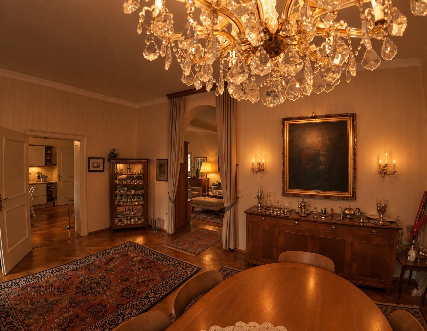 Esszimmer der Villa in Graz mit Kristallluster, Ölgemälde und Anrichte