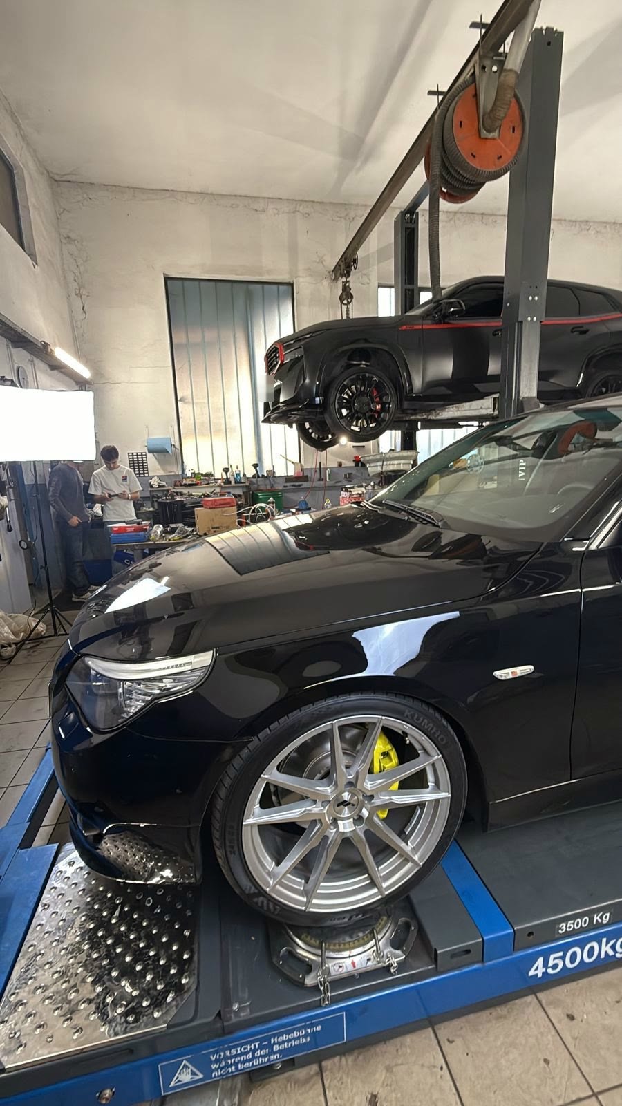 Schwarzer BMW mit gelben Bremssätteln auf der Achsvermessung